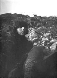 Wrzesień/październik 1976. W pełnej symbiozie z nieskażoną tatrzańską przyrodą: Tomek i kozica w słowackiej Kaczej Dolinie.