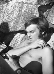 Sierpień'73. Wojtek mierzy sobie światło na twarz. To, co trzyma w ręku, to nie jest smartfon.