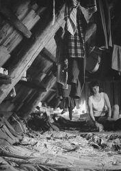 Sierpień'73. Mańcia na sianie. Wtedy bywało tam trochę świeżego siana. Potem z latami siano robiło się coraz twardsze, ale gnaty były młode i nie bolały.