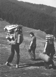 Wrzesień'73. Jacek Antowski z Małgosią (Sokołowską?) wiezie do domu koński łeb - łup znaleziony na Polanie Pod Wołoszynem. W środku Jadzia.