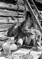 Sierpień'73. Alicja podżera Gabie śniadanie. Przypuszczalnie chodzi o kiszone ogórki.