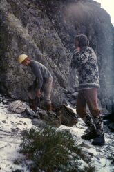Wrzesień'73. Pod ścianą Żabiego Niżniego. Grzebie w plecaku Gieniu Kwieciński, poprawia krawat Wojtek Nawrocki.