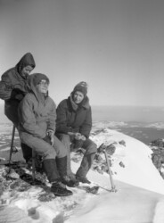 Grudzień'75. Koszysta. Góra nam się skończyła. Udajemy, że siedzenie na czekanach to jest super sprawa.
