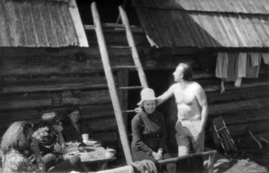 Sierpień'73. Rodzice przyjechali mnie odwiedzić. Ojciec tak to opisuje: "Na zdjęciu jest uwieczniona niewiara Babki w to, że Marek już nie śpi, bo do południa brakowało jeszcze ze dwie godziny. Weszła osobiście szukać go w sianie, a wchodząc, w połowie drabiny spojrzała w dół, uszczelniła spódnice i zwracając sie do mnie poprosiła: "Nie potrzcie sie panie do góry, bo wom sie uoko zaprósy...". Nie mogła w to uwierzyć, ale Marka rzeczywiście w tym sianie nie było". Wyjątkowo byłem w górach. Zdjęcie znalazłem w październiku, w szałasie na półce. Kto je zrobił?...