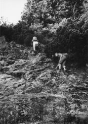 Sierpień'73. Próg w Dol. Waksmundzkiej z siklawą. Wojtek łoi pierwszy, za nim Monika.
