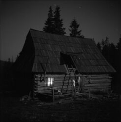 Wrzesień'73. Krywań w nocy. Pełnia była. Te skośne kreski na niebie, to dowód na to, że ziemia jednak się kręci.
