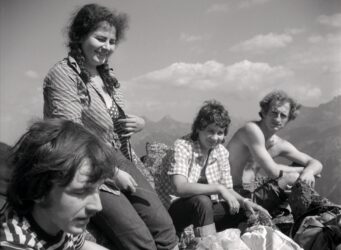 Wrzesień'73. Wołoszyn. Sławek, Jadzia, Kleczesia, Gieniu. Potem, w żlebie schodzącym spod Turni nad Dziadem na Polanę pod Wołoszynem, Kleczesia "leciutko, na palcach, tańczyła sobie walca".