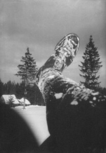 Grudzień 1966. Usiadłszy na dużym głazie, zrobiłem zdjęcie...swojej prawej nogi, "umieściwszy" ją pomiędzy dwoma rosnącymi na Rusince smrekami. A poza tym na celowniku - poznajecie? - dawny "Krywań" z przyległością.
