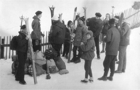Grudzień 1966. Pod koniec pamiętnego roku "milenijnego" - po raz pierwszy w Tatrach. W grupie studentów i uczniów z Warszawy i Poznania, zakwaterowanych w Małem Cichem. Niestety, stoję odwrócony do Was plecami, ale niezłośliwie. W głębi Hania Pawlikowska, w chustce na głowie.