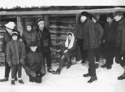 Grudzień 1966. Już wtedy byli tam Lulkowie! Przypatrzcie się uważnie tej scenie przed "Rysami". Od lewej: Jola Smyl, Dorotka Strzeżek, Teresa Andree, przykucnięty Irek Kaflik. Widać też szefa grupy, ks. Frankowskiego. A widzicie Basię? Siedzi pośrodku, z szalem na głowie, jest też kawałek głowy Irkowej nakrytej sobolową czapą, potem An i Marian Lech z W-wy.