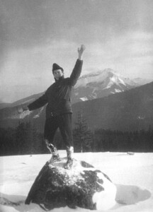 Grudzień 1966. W triumfalnym geście zdobywcy...W oddali Tatry Bielskie, Hawrań i Murań. Tak, odtąd Rusinka stała się także "moja"...