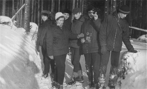 Grudzień 1966. W drodze z Rusinki na Wierch Poroniec. Od lewej: Irek Kaflik (ATK, psychologia), Jola Smyl (ATK, logika), NN. (nie zapamiętany), Marian Lech (ATK, psychologia), właściciel zdjęcia, czyli ja, oraz kolejny NN.