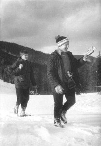 Grudzień 1966. Tuż przed Sylwestrem wybraliśmy się na Rusinową Polanę.To pierwszy dzień, gdy ją ujrzałem. Od strony Złotego Potoku podchodzimy do szałasów, na czele (z kamerą) nasz opiekun, ks. Janusz Frankowski, biblista.