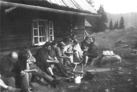 Lipiec 1967. Latem do Małego Cichego przywiózł mnie ks. Piotr Siebert, podobnie jak chyba wcześniej Lulków. Ale na Rusinkę przywlokłem się już solo i odtąd zacząłem bliżej poznawać jej bywalców. Pod oknem widoczny Jacek Frejak, za nim Irka Lulek, potem Regina Serafin, nieco dalej Basia Bajtała, później żona Tadzia Lulka, wreszcie Tadziu i Ela Lulek (twarzą do pozostałych).