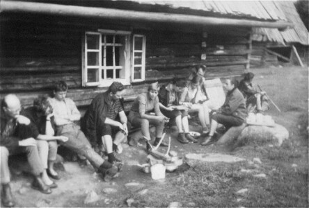 Lipiec 1967. To stare "Rysy"... Na ławie w pogawędce - pod oknem Jacek Frejlak, dalej Regina Serafin, Marysia i Basia Bajtała, Tadziu i Ela.