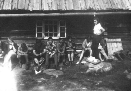 Lipiec 1967. Galeria rozpoznanych to: Jacek Frejlak, Witalis (w góralskim swetrze), Regina, Marysia, stoi Irka.