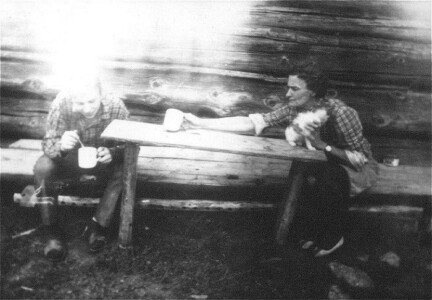 Lipiec 1967. Pani Ławruszczukowa z Zakopanego, zwana przez nas "Lusinką" ("r" wymawiała jak "l"), z herbatką i kotkiem. Towarzyszący młodziak raczej nie jest Tomusiem Stępczyńskim, ale wykluczyć tego się nie da...