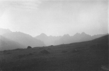 Lipiec 1967. Z Rusinowej widok na Tatry Wysokie. Mglisty i nostalgiczny. Tak właśnie góry trwają, niezmiennie, od wieków. I takie będą, gdy nas może nikt już nie wspomni...