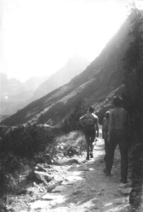 Sierpień 1967. W drodze na Zawrat. Widać od tyłu Irkę (z przepaską na plecach) i jej brata Ana.