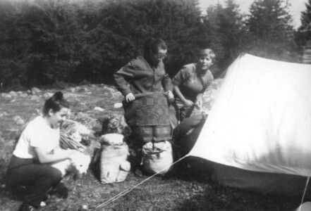 Sierpień 1967. Taki pomysł też miały: rozbić namiot tuż obok "Krywania". I jak widać, rozwinęły tę "rozbijacką" działalność. W kolejności od lewej: Irka, Ela i Regina.