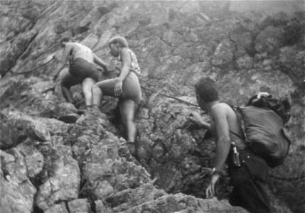 Sierpień 1967. Hej, w górę, w górę, hej, coraz wyżej... A od góry w dół: Irka, Regina, An.