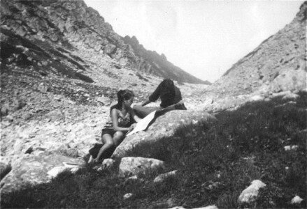 Sierpień 1967. W Dolince za Mnichem. Irka zapewnia mnie, z rozłożoną mapą w ręku, że na pewno nie zbłądzimy...