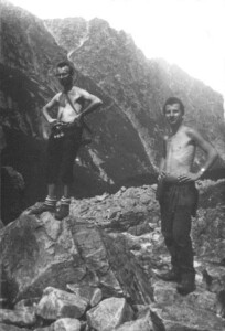 Sierpień 1967. Tadziu i An na drodze na Szpiglasową. Mimo chłodniejszych podmuchów wietrzyku, ciągle duszno i gorąco, dlatego ten częściowy negliż w pełni uzasadniony, tym bardziej, że to mężczyźni (prawdziwi).