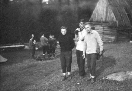 Sierpień 1968. W tymże roku zdjęcia były bardzo podobne do tych z roku poprzedniego. Ale tym razem pojawiło się trochę nowych twarzy, rusinkowych "greenhornów". Oto trójka przybyłych tam właśnie kleryków z Poznania (od lewej): Czesiu, Stasiu i Karol. Ten pierwszy (Cz. Majorek) to dziś kanonik i proboszcz w Ostrowie Wlkp., ten trzeci (K. Biniaś) pasterzował w Górce Duchownej, obecnie w Luboniu k.Poznania.