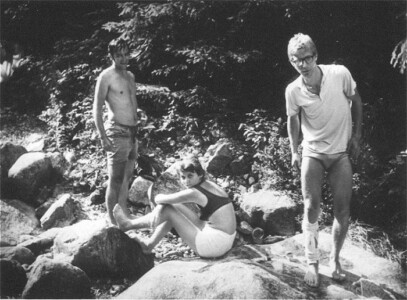 Sierpień 1971. Podobnie jak poprzednio, nad tymże potokiem: Witalis, Mańcia (widzicie? - przodem do mnie, tyłem do Marka, mimo że on dopiero co po sławetnym upadku, dotkliwym poranieniu i cudownym ocaleniu), no i oczywiście sam Marek, cały rzecz jasna obolały (patrz: noga).