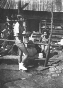Sierpień 1972. Dzidziuś - Ewa Nowotniak. Mogłaby tak wystąpić do gry w tenisa, ale wybrała góry...W głębi Jadzia, wówczas jeszcze Wigowska, jakby w pogodnej zadumie nad dziwnością świata tego. Wtedy wyglądała tak samo, mimo późniejszej zmiany nazwiska i upływu czasu (skomplikowane, co?)