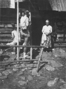 Sierpień 1972. Dzidziuś podpytuje Babkę, z kim by tu najlepiej wybrać się na wycieczkę. - "Ej, Ewka, jak ja by na Twoim miejscu była, to by zabrała Witka, bedzie ci sie podobało..." - radzi Babka. Pani Niusia (odwrócona plecami) najwyraźniej dystansuje się wobec tej porady, szczęśliwie nie widać tu jej wzruszenia ramionami.