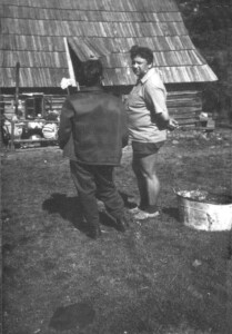 Sierpień 1972. Jacek w przyjacielskiej pogawędce z Władkiem Kobylarczykiem, synem Babki. O ile pamiętam, rozmówca Jacka opowiadał coś właśnie o "Jameryce" i oczywistych korzyściach związanych wówczas z utrzymywaniem kontaktów z "jameryckimi" góralami, czyli pobratymcami rodem z Podhala.