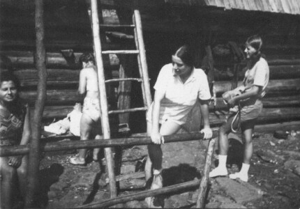 Sierpień 1972. W chwilę później: Jadzia ma już twarz zatroskaną, Pani Niusia dalej z ostentacyjną rezerwą, Hanka Zagórska jakby rozważała możliwość dołączenia sie na wszelki wypadek, ale niezależnie od tych społecznych nastrojów Dzidziuś podjął już decyzję.