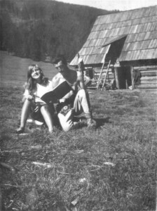 Sierpień 1972. Mariolka z Warszawy (nazwiska niestety nie pomnę), zafascynowana barwną opowieścią "ceperskiego górala" Marka Rękawka, podpartą ilustracjami w postaci własnoręcznie wykonanych przez niego rysunków