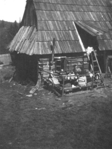 Sierpień 1972. Jedna z luźnych pogawędek - ta scena powtarzała się permanentnie; jedni szli w góry, drudzy pozostawali i oddawali się rozmowom, smażeniu, pichceniu, gotowaniu, robiąc to także z myślą o tych, którzy zgłodniali wieczorem powrócą.