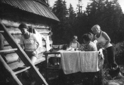 Lipiec 1976. Staszka Borowczyk z Poznania (pierwsza z lewej, za drabiną) przywiozła ze sobą grupę dziewcząt. Ta pierwsza z prawej, blondynka (kto pamięta jej imię?) pięknie śpiewała i grała na gitarze, a nade wszystko uchodziła za żywą encyklopedię wiedzy o gwiezdnych galaktykach. Byli tacy, którzy przepadali za słuchaniem jej objaśnień dotyczących gwiazdozbiorów...