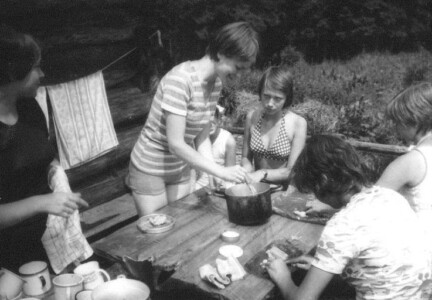 Lipiec 1976. Staszka przygotowuje posiłek - niewiele widać w tym garnku, ale do końca pobytu na Rusinowej jakoś jej podopiecznym raczej nic nie ubyło z tego, co miały...