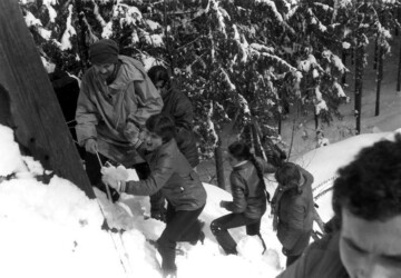 Zdjęcie zrobione zostało na dachu kaplicy na Wiktorówkach w kwietniu 1980 (Wielkanoc) przez Darka z Otwocka - nazwiska nie pamiętam. Występują na nim (od lewej): Juras Kostrzewa z Poznania, z tyłu za nim Romka - wtedy z Pabianic, ob. nauczycielka w Knurowie k/Harklowej, przed Jurasem Hanka, wnuczka Babki - wtedy z Gronia, ob. z Denver w Kolorado, niżej jej siostra Józia - ta z warkoczem, teraz też w Kolorado, Zosia - siostra Romki, wtedy z Pabianic, ob. z Chicago w Illinois, fragment Andrzeja Dziabongi - chyba też z Poznania