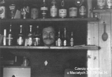 Czesio w kuchni u Maciatych. 3 II 1979, fot. H.