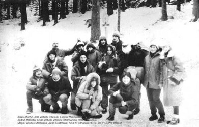 Tramwaj na Wierchu Porońcu (2.I.1979). Od lewej kucają: Murzyn, Leszek Makowiecki (z kapeli Babsztyl), Halusia, Romka; nad nimi: Jola Wituch, Czesiek Giera, Włodek Dżdżownica, Jędrek Maciata, Anka Wituch, Majka Ruda, Jola z Lublina, Włodek Mamuśka, pochylony Juras i dwie Poznanianki. Nad Majką znak przystanku PKS.