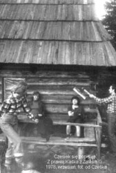 Czesiek się popisuje. Z prawej Kaśka z Zalesia G. 1978, wrzesień, fot. od Cześka.