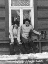 Wituszki, pies Smyk i czyjeś paluchy w oknie (Cześka?) u Maciatych. 3 II 1979, fot. H.