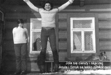 ola się cieszy i skacze, Anula i Smyk są lekko zaskoczeni, u Maciatych. 3 II 1979, fot. H.