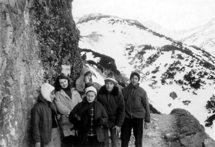 Zima'73/74. Gdzieś w górach. W białej czapce Ewa Kohnke, obok Mańcia, z tyłu Ewa Młodkowska.