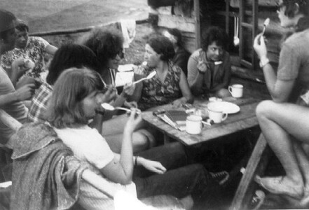 Sierpień'73. Grysik Od lewej: Jaś Carlson, ???, przy stole Mańcia z łyżką, głowa Wojtka, Ewka i Marysia, Marylka, na drabinie Hanka Królak