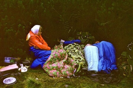 Sierpień'73. Słowacja. Mańcia w trakcie prostowania tułowia, puste miejsce po Wojtku, łokcie Gaby, nosy Ani i Pawła Szymańskich. Choć niewykluczone, że łokcie są Wojtka, a pusty śpiwór Gaby.