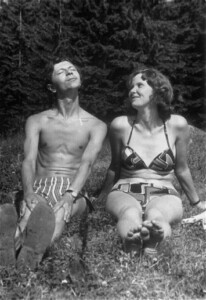 Sierpień'74. Jacek Sznirch w słońce, Mańcia w Jacka jak w słońce