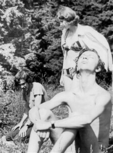 Sierpień'74. Ciut prześwietlone, ale nie szkodzi. Klęczy Maciek. Jego problemem były buty w Małym Cichym. Na czym ten problem polegał, dokładnie nie wiadomo.