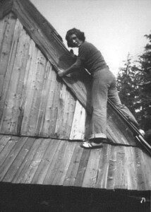Wrzesień/październik 1976. Słabosilna istotka zabrnęła już dość daleko, ale z uwagi na oczywiste i poważnymi skutkami grożące ryzyko skulnięcia (a w konsekwencji upadku), odpuściła sobie dalszą wspinaczkę.