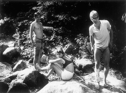 Sierpien'71. Potok Waksmundzki. Do połowy goły Witalis, ubrana(?) Mańcia, od połowy goły Marek z bandażem. Bandaż pojawił się w wyniku trzech kozłów fikniętych w żlebie spod Białczańskiej Przełęczy Wyżniej.